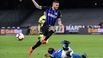 Pemain depan Inter Mauro Icardi memperebutkan bola dengan pemain belakang Napoli, Kalidou Koulibaly selama pertandingan sepak bola Serie A Italia, Napoli melawan Inter Milan di Stadion San Paolo, Naples, Italia, Senin (20/5) dini hari WIB. [Andreas SOLARO / AFP]
