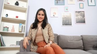 Agnes Claudia berpose saat menyambangi redaksi Suara.com di Jalan Sisingamangaraja, Jakarta Selatan, Senin (20/5).[Suara.com/Arief Hermawan P]