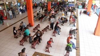 Suasana di Terminal Bus Kampung Rambutan, Jakarta, Senin (20/5). [Suara.com/Arief Hermawan P]
