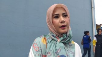 Mantap Berhijrah, Cynthia Ramlan Banjir Hadiah Hijab