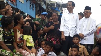 Suasana Jokowi Sapa Warga Kampung Deret usai Sampaikan Deklarasi Kemenangan