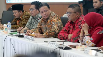 Rapat pleno penetapan hasil rekapitulasi suara Pemilu 2019 di kantor KPU, Jakarta, Selasa (21/5) dini hari WIB.[Suara.com/Oke Atmaja]
