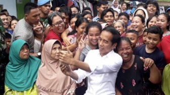 Momen Jokowi Dialog dengan Warga Kampung Deret