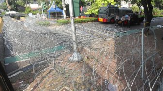 Pengamanan kawat berduri melintang sepanjang jalan Imam Bonjol di depan Gedung KPU Pusat, Jakarta, Selasa (21/5). [Suara.com/Muhaimin A Untung]