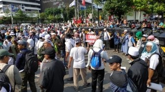 Habis Demo, Massa Bawaslu Salat Tarawih di Tengah Jalan MH Thamrin