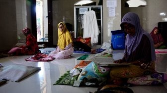 Santri lansia membaca Alquran di Pondok Pesantren Darul Ulum, Rejoso, Peterongan, Jombang, Jawa Timur, Selasa (21/5).  [ANTARA FOTO/Syaiful Ari]