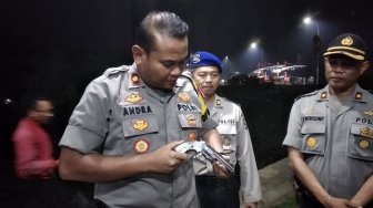 Polisi Malah Tersenyum Temukan Pistol Revolver saat Razia Aksi 22 Mei