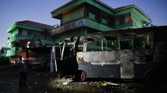 Sejumlah mobil terbakar akibat demo rusuh di Komplek Asrama Brimob, Petamburan, Jakarta, Rabu (22/5).[ANTARA FOTO/Sigid Kurniawan]