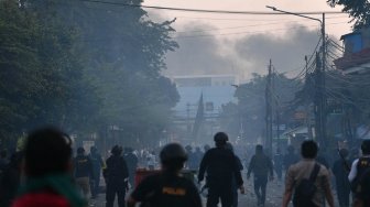 Bentrok antara polisi dan massa aksi di Jalan KS Tubun, Jakarta, Rabu (22/5). [ANTARA FOTO/Sigid Kurniawan]