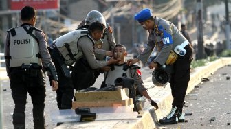 Bentrok Berdarah Aksi 22 Mei di Slipi, Empat Polisi Luka Sobek
