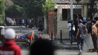 Bentrok antara polisi dan massa aksi di Jalan Jati Baru, Tanah Abang, Jakarta, Rabu (22/5). [Suara.com/Muhaimin A Untung]