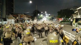 Kerusuhan di Slipi, Pendemo Bajak Mobil Damkar untuk Semprot Air ke Polisi