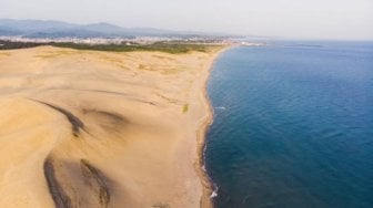 Jepang Larang Turis Corat-coret Pesan di Bukit Pasir Ini, Kenapa?