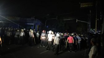 Bubarkan Kerumunan, Polisi Sempat Lepaskan Gas Air Mata di Jalan KS Tubun