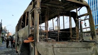 Kondisi Bangkai Mobil yang Dibakar Massa  di Petamburan