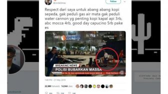 Saat Aksi Demo di Bawaslu, Tukang Kopi Ini Curi Perhatian Warganet