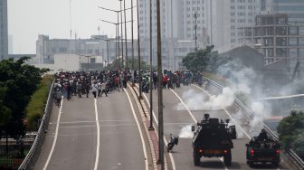 Bentrok antara massa dan pihak kepolisian di sepanjang Jalan KS Tubun hingga Jati Baru, Petamburan, Jakarta, Rabu (22/5). [Suara.com/Arief Hermawan P]