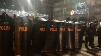 Aksi Ibu-ibu Bagikan Konsumsi ke Polisi Saat Rusuh Demo Bawaslu