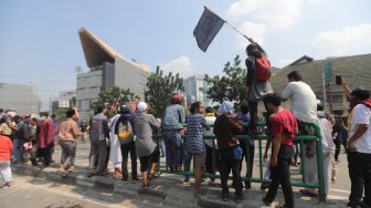 Bentrok antara polisi dan massa aksi di Jalan Jati Baru, Tanah Abang, Jakarta, Rabu (22/5). [Suara.com/Muhaimin A Untung]