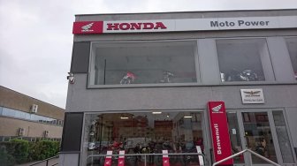 Cara Unik Honda Buktikan Ketangguhan Motornya, Manfaatkan Tangga Dealer