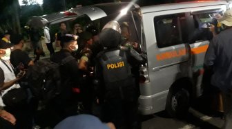 Anggota Brimob Tumbang Terkena Lemparan Batu Pendemo 22 Mei di Bawaslu