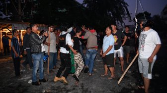 Polisi dan Warga Tangkap Terduga Pembakar Mobil di Asrama Brimob Petamburan