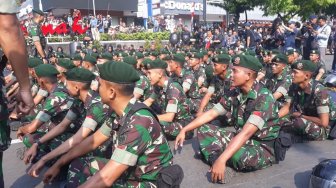 Jaga Aksi 22 Mei di Bawaslu, TNI Zikir Salawat dan Salat Asar di Jalanan