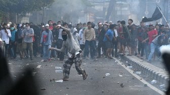 Bentrok antara polisi dan massa aksi di Jalan KS Tubun, Jakarta, Rabu (22/5). [ANTARA FOTO/Sigid Kurniawan]