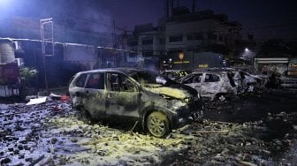 Sejumlah mobil terbakar akibat demo rusuh di Komplek Asrama Brimob, Petamburan, Jakarta, Rabu (22/5).[ANTARA FOTO/Sigid Kurniawan]