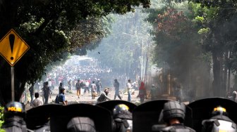 Bentrok antara massa dan pihak kepolisian di Jalan Slipi 1, Jakarta, Rabu (22/5). [Suara.com/Arief Hermawan P]
