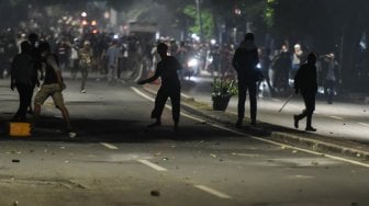 Massa melakukan perlawanan ke arah petugas di depan kantor Bawaslu di kawasan Thamrin, Jakarta, Selasa (21/5). [ANTARA FOTO/Muhammad Adimaja]