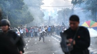 Bentrok antara polisi dan massa aksi di Jalan KS Tubun, Jakarta, Rabu (22/5). [ANTARA FOTO/Sigid Kurniawan]