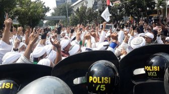 Kepung Bawaslu, Massa Berjubah Putih Pekik Surah Al Fil