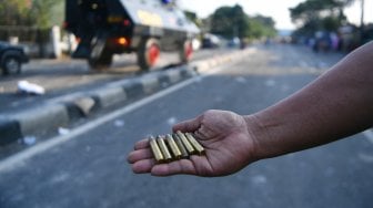 Jakarta Kerusuhan, Polisi dan Massa Berjubah Putih Bentrok di Petamburan