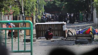 Bentrok antara polisi dan massa aksi di Jalan Jati Baru, Tanah Abang, Jakarta, Rabu (22/5). [Suara.com/Muhaimin A Untung]