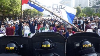 Remaja Pendemo Bawaslu Teriak Sedang Puasa Depan Barikade Polisi