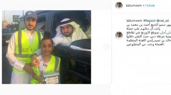 Naik Mercedes-Benz, Pangeran Dubai Tak Sungkan Terima Takjil di Jalanan