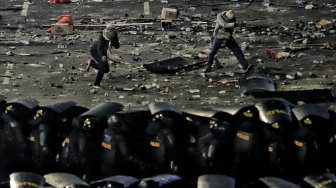 Demonstran terlibat bentrok dengan polisi saat menggelar Aksi 22 Mei di depan gedung Bawaslu, Jalan MH Thamrin, Jakarta, Rabu (22/5). [Suara.com/Muhaimin A Untung]