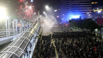 Bentrokan antara massa dengan anggota Kepolisian di depan kantor Bawaslu, Jakarta, Rabu (22/5). [Suara.com/Arief Hermawan P]
