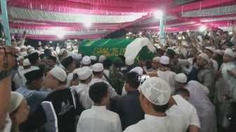 Sebelum Dimakamkan, Jenazah Ustaz Arifin Ilham Disambut Ribuan Warga