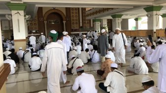 Tunggu Jenazah Ustaz Arifin Ilham, Ratusan Jamaah Zikir di Masjid Az-Zikra