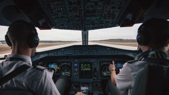 Viral Ibu-ibu Syok Pilot Pesawat Anak Sendiri dan 5 Berita Viral Lainnya