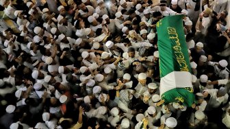 Suasana Haru Salat Jenazah Ustaz Arifin Ilham di Masjid Az-Zikra Sentul