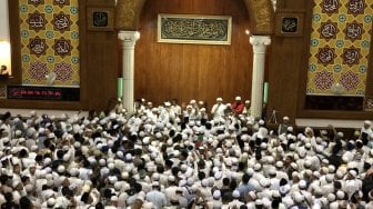 Ustaz Yusuf Mansur Pimpin Shalawat Sambut Jenazah Ustaz Arifin Ilham