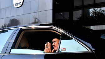 Menteri Agama Lukman Hakim Saifuddin (kanan) meninggalkan ruangan seusai menjalani pemeriksaan di kantor KPK, Jakarta, Kamis (23/5). [ANTARA FOTO/Sigid Kurniawan]