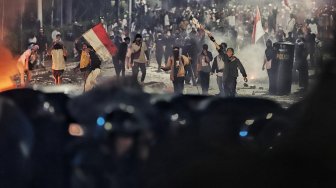 Demonstran Serang Polisi Sambil Nyanyikan Indonesia Raya