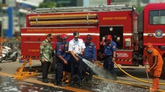 Pasca Kerusuhan di Bawaslu, Anies Bantu Petugas Siram Jalan Thamrin