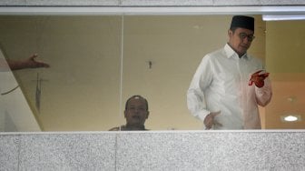 Menteri Agama Lukman Hakim Saifuddin (kanan) meninggalkan ruangan seusai menjalani pemeriksaan di kantor KPK, Jakarta, Kamis (23/5). [ANTARA FOTO/Sigid Kurniawan]