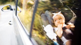 Saking Bahagia Punya Anak, Orangtua Ini Turun Taksi Lupa Bawa Anaknya