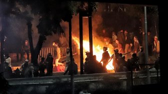 Demonstran terlibat bentrok dengan polisi saat menggelar Aksi 22 Mei di depan gedung Bawaslu, Jalan MH Thamrin, Jakarta, Rabu (22/5). [Suara.com/Muhaimin A Untung]